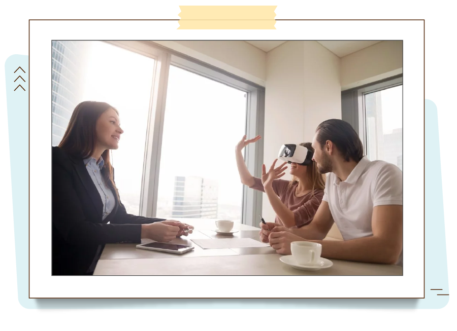 A imagem mostra uma arquiteta apresentando um projeto aos seus clientes por meio da de um passeio virtual feito através de óculos de realidade virtual.
